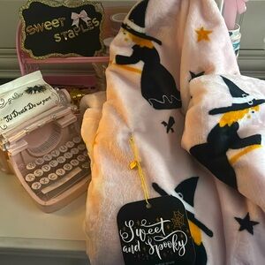 🧙‍♀️Pink Halloween Witch🩷 throw plush blanket 50”x70”NWT Viral